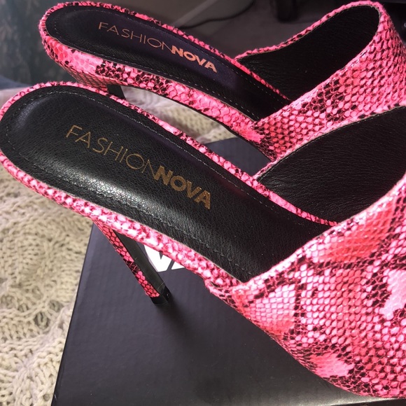 SEXY Fashion Nova Pink Snakeskin Heels SIZE: 8.5 CONDITION: New HEIGHT: 3.5 - Picture 3 of 7